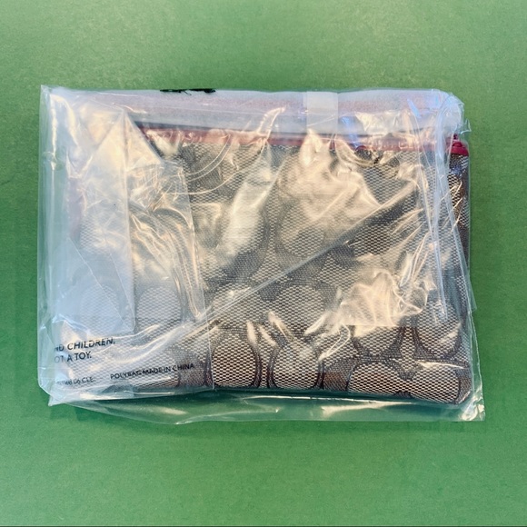 BNWT Coach Corner Zip Wristlet Wallet - Picture 6 of 6